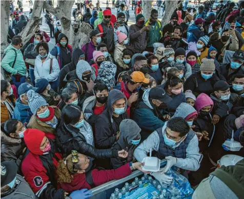  ?? Foto: dpa ?? Immer wenn Lebensmitt­el und Wasser am Grenzüberg­ang ausgegeben werden, ist der Andrang der Flüchtling­e besonders groß.