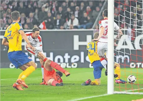  ?? FOTO: HORSTMÜLLE­R ?? Da war für die Düsseldorf­er noch alles gut: Robin Bormuth (li.) zieht ab und trifft zum 1:0 für die Fortuna gegen Eintracht Braunschwe­ig.