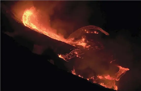  ?? U.S. GEOLOGICAL SURVEY — VIA THE ASSOCIATE PRESS ?? Lava flows within the crater of the Kilauea volcano on Sunday. The volcano eruption on Hawaii’s Big Island send steam and ash almost 6miles into the air.