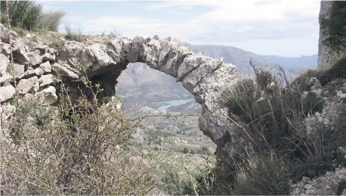  ?? Fotos: Ingrid Lechner ?? Blick zum Guadalest-See: Von der Maurenburg stehen nur noch Reste, dafür ist der Ausblick um so spektakulä­rer.