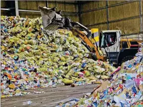  ??  ?? La France a recyclé 68 % des 4,8 millions d’emballages ménagers en 2016.