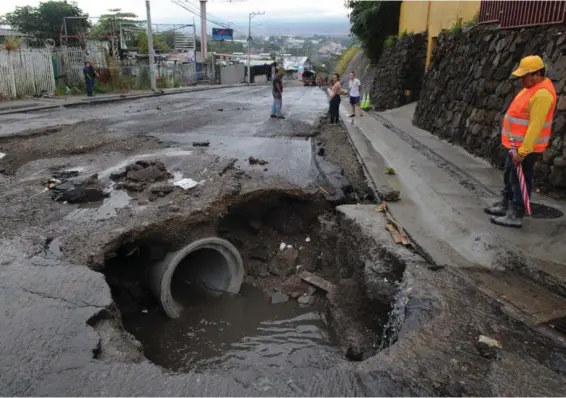  ?? JORGE CASTILLO ?? Las lluvias dañaron fuertement­e las obras que se efectuaban en la vía entre Tibás y Santo Domingo por la empresa Neón Nieto.