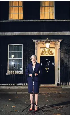  ?? FOTO: DPA ?? Geschafft, in jeder Hinsicht: Premiermin­isterin Theresa May verkündet am Abend vor Downing Street No. 10 die Zustimmung des Kabinetts.