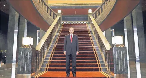  ?? FOTO: AFP ?? Der türkische Präsident Recep Tayyip Erdogan posiert im neuen Ak-Saray-Palast in Ankara.