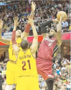  ??  ?? Marreese Speights (izquierda) y Wayne Ellington, de los Cavaliers, de Cleveland, presionan a LeBron James.