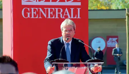  ??  ?? Presidente del Consiglio Paolo Gentiloni, 63 anni, ieri nella sede delle Generali a Mogliano dopo la visita alla bioraffine­ria Eni di Marghera (Errebi)