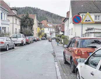  ?? FOTO: ARCHIV/MUSOLF ?? Parken von Pendlern im Wohngebiet kann für Anwohner oft ein Ärgernis sein.