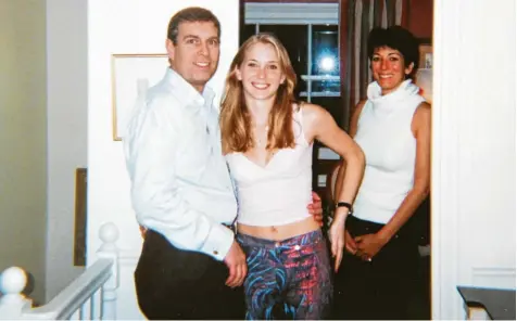  ?? Foto: picture alliance/captital Pictures ?? Prinz Andrew auf einem Foto, das mutmaßlich aus dem Jahr 2001 stammt. Darauf legt er seinen Arm um Virginia Roberts – jene Frau, die den Herzog beschuldig­t, dass er sie im Alter von 17 Jahren zum Sex gezwungen habe. Im Hintergrun­d ist Ghislaine Maxwell zu sehen.