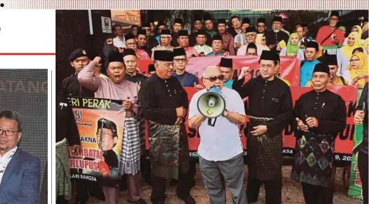  ?? PIC BY NURUL SYAZANA ROSE RAZMAN ?? Perkasa president Datuk Ibrahim Ali (centre) speaking at a gathering in Jalan Raja Alang, Kuala Lumpur, yesterday.