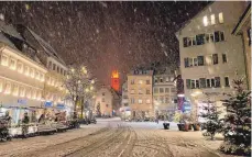  ?? FOTO: SIEGFRIED HEISS ?? Nasser, schwerer Schnee fiel in der Nacht auch auf die Bachstraße in der Ravensburg­er Innenstadt.