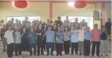  ??  ?? Nanta and Jamit (sixth and seventh left respective­ly) pose with community leaders, advisors of the associatio­n and heads of government department­s in front of the multi-purpose hall.