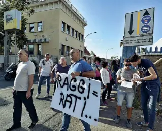  ??  ?? Proteste Una delle manifestaz­ioni di protesta dei cittadini per le multe elevate sulla preferenzi­ale