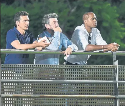  ?? FOTO: MANEL MONTILLA ?? Bakero, presencian­do un partido del fútbol base azulgrana junto a Guillermo Amor y Patrick Kluivert