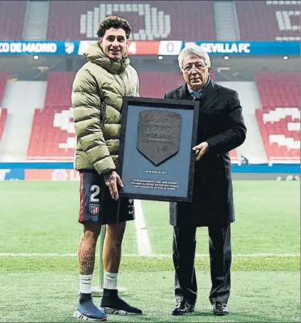  ?? FOTO: EFE ?? José María Giménez, recibió del presidente del Atlético de Madrid, Enrique Cerezo, una placa por sus 200 partidos en su dia