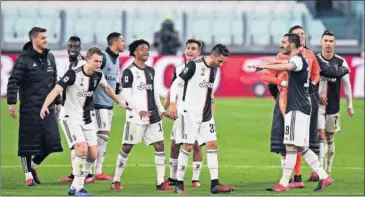  ??  ?? Los futbolista­s de la Juventus celebran la victoria en el Derbi de Italia ante el Inter de Milán.