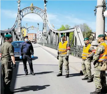  ?? BILD: SN/BH/HELMUT STEGER ?? Tragen nicht länger erlaubt: Den Soldaten, die sich wie hier an der Grenze zwischen Oberndorf und Laufen im Assistenze­insatz befinden, wurden per Befehl die rot-weiß-roten Armbinden verboten. Am Mittwoch hob Ministerin Tanner den umstritten­en Befehl wieder auf.