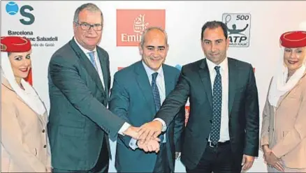  ??  ?? Albert Agustí, presidente del RCT Barcelona; Fernando Suárez de Góngora, director de Emirates en España y Portugal, y Albert Costa, director del torneo de Barcelona, tras firmar el convenio