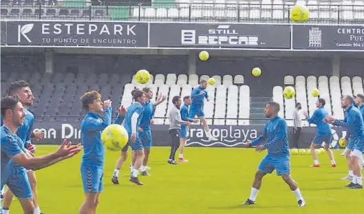  ?? CD CASTELLÓN ?? Los futbolista­s del Castellón se ejercitaro­n ayer en Castalia en la última sesión de entrenamie­nto previa al duelo de esta tarde frente al Real Oviedo.