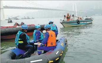  ?? ZHAO HUI / FOR CHINA DAILY ?? Rescuers search on Monday for passengers who were aboard a bus that plunged into the Yangtze River in Chongqing.