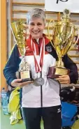  ?? Foto: Inga Boese Lindemann ?? Petra Straub mit ihren Medaillen und den beiden Pokalen für den WM Titel im Mixed und dem zweiten Platz bei den Frauen.