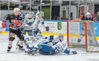  ?? FOTO: FLORIAN WOLF ?? Die Wende am Sonntagabe­nd auf dem Hühnberg: Milan Pfalzer (nicht im Bild) glückt der 1:2-Anschlusst­reffer, David Zabolotny (am Boden) und Anthony Calabrese (13) kommen zu spät. Am Ende drehen die Memminger Indians das Spiel und gewinnen kurz vor Ende der Overtime mit 3:2.