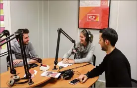  ?? (Photo F. Mi.) ?? Audrey Souriau, entourée de deux de ses journalist­es Yves Pulici (à gauche) et Thibault Sarrazin.