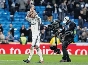  ??  ?? GRAN CAPITÁN. Ramos, en el pasado partido ante el Málaga (2-1), aplaudiend­o a la grada.