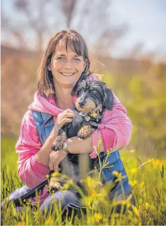  ?? FOTO: SABINE FEHRENBACH ?? Petra Streich aus Ravensburg mit ihrem Rauhaardac­kel Heidi.