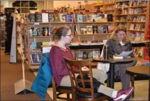  ?? PHOTO BY LAURA CATALANO ?? Sarah Danforth, general manager of Towne Book Center, did not let a recent knee injury get in the way of leading a book discussion.