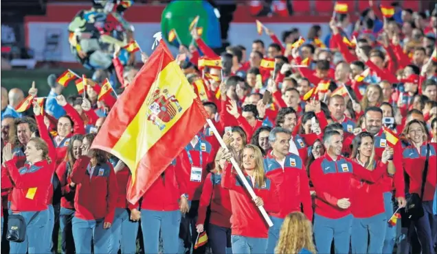  ??  ?? AL FRENTE DE ESPAÑA. Mireia Belmonte, que subió a lo más alto del podio olímpico en los Juegos Olímpicos de Río 2016, lideró a España en el desfile inaugural.