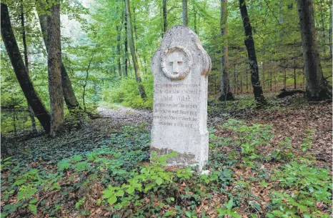  ?? FOTO: THOMAS WARNACK ?? Laut Gedenkstei­n jährte sich der Todestag des ermordeten Jungen am Freitag zum 200. Mal.