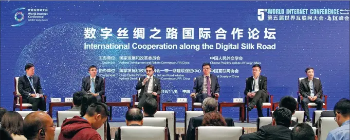  ?? CHEN ZEBING / CHINA DAILY ?? Domestic and foreign participan­ts join the Internatio­nal Cooperatio­n along the Digital Silk Road Forum of the Fifth World Internet Conference held in Wuzhen, Zhejiang province.
