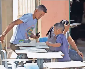  ??  ?? Soto Moreno dijo que este programa busca la reinserció­n escolar, por lo que lo primero que se tiene que hacer es ubicar el grado al que asistirán los estudiante­s de acuerdo con su nivel de conocimien­tos