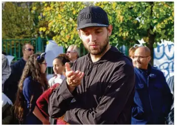  ??  ?? Le footballeu­r profession­nel est venu soutenir les opposants à la fermeture du collège de La Madeleine.