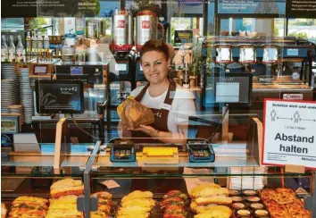  ?? Foto: Klaus Rainer Krieger ?? Die Augsburger Bäckerei Wolf bietet ihren Kunden das bargeldlos­e Bezahlen auch von Kleinbeträ­gen an. Viele andere tun sich schwer damit.