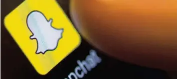  ?? Foto: Patrick Seeger, dpa ?? Im Schnitt verbringt ein junger Nutzer 40 Minuten täglich auf Snapchat. Über die App können Bilder verschickt werden, die sich nach einer Zeit von selbst zerstören.