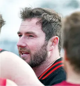  ?? ?? Warragul coach Jed Lamb addresses his troops at quarter time.