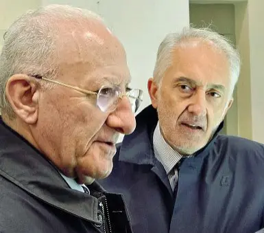  ?? ?? Protagonis­ti Il presidente della Regione Vincenzo De Luca e il presidente Anci Campania Carlo Marino