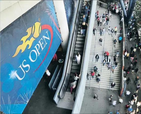  ?? FRANK FRANKLIN II / AP ?? Uns aficionats recorren els espais comuns de Flushing Meadows, la casa del US Open