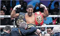  ?? [ imago ] ?? Anthony Joshua posierte in Riad – der Brite ist wieder Box-Schwergewi­chtsweltme­ister.