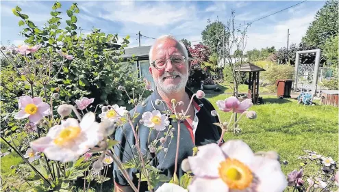  ?? RP-FOTO: BERND SCHALLER ?? Heino Kuske, der „Bürgermeis­ter von Königsbusc­h“, in seinem kleinen Garten-Paradies.