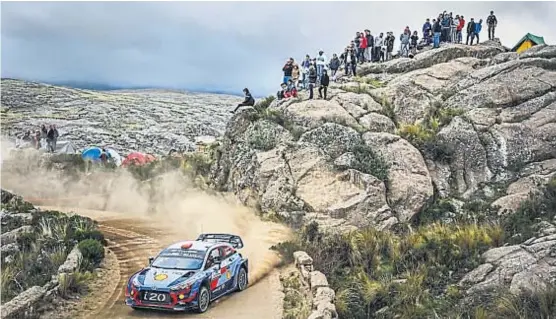  ?? (FOTO RALLY ARGENTINA) ?? La cita anual con el vértigo. El auto serpentea en el camino y el público observa su paso. Una postal que se repetirá en abril.