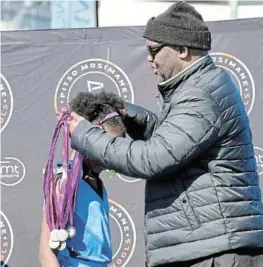  ?? ?? Mosimane hands over a medal to Meridian Cosmo learner.