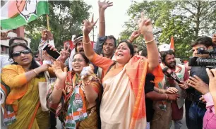  ?? PTI ?? Congress activists celebrate after Yeddyurapp­a steps down in Karnataka Assembly, in Patna. —