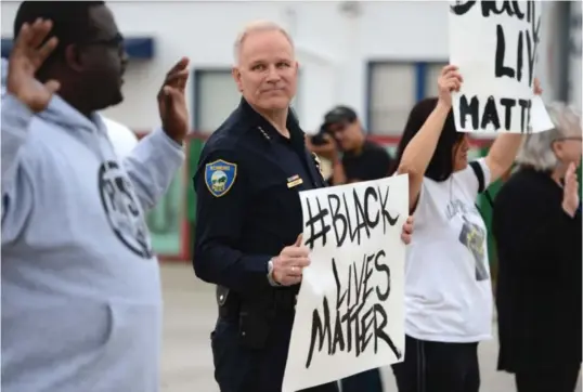  ?? Foto: Kristopher Skinner, Bay Area News Group/AP/NTB ?? l I 2014 deltok politimest­er Chris Magnus i en protest mot politivold. Han sa han ville vise at etaten bryr seg om retten til fredelig protest og at minoritete­rs liv betyr noe.