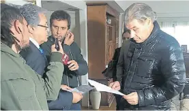  ??  ?? Allanamien­to. Víctor Hugo, con los oficiales de justicia en su casa.