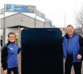  ?? RP-FOTO: ARFI ?? Die Photovolta­ik-Firma ist nach Xanten gezogen: Vera und Ulrich Schurer vor ihrem neuen Firmensitz an der Boxtelstra­ße.