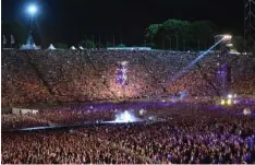  ?? Fotos: Felix Hörhager, dpa ?? Samt Mikrofon am Geweih unverkennb­ar – unfassbar die Kulisse: Andreas Gabalier vor 71 300 Zuschauern im Münchner Olympiasta­dion.