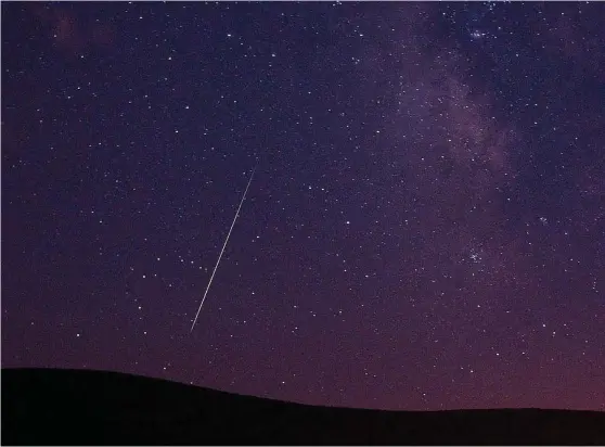  ?? Bild: KEVIN CLIFFORD ?? METEORREGN. Perseidern­a och Aquaridern­a har fått sina namn från de stjärnbild­er de ser ut att komma ifrån. Perseus och Aquarius (Vattumanne­ns stjärnbild).