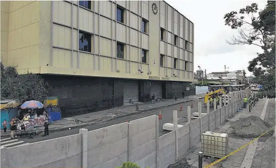  ?? ?? Edificio dañado. Bukele aseguró que el edificio que fue construido en 1950 y que está dañado.